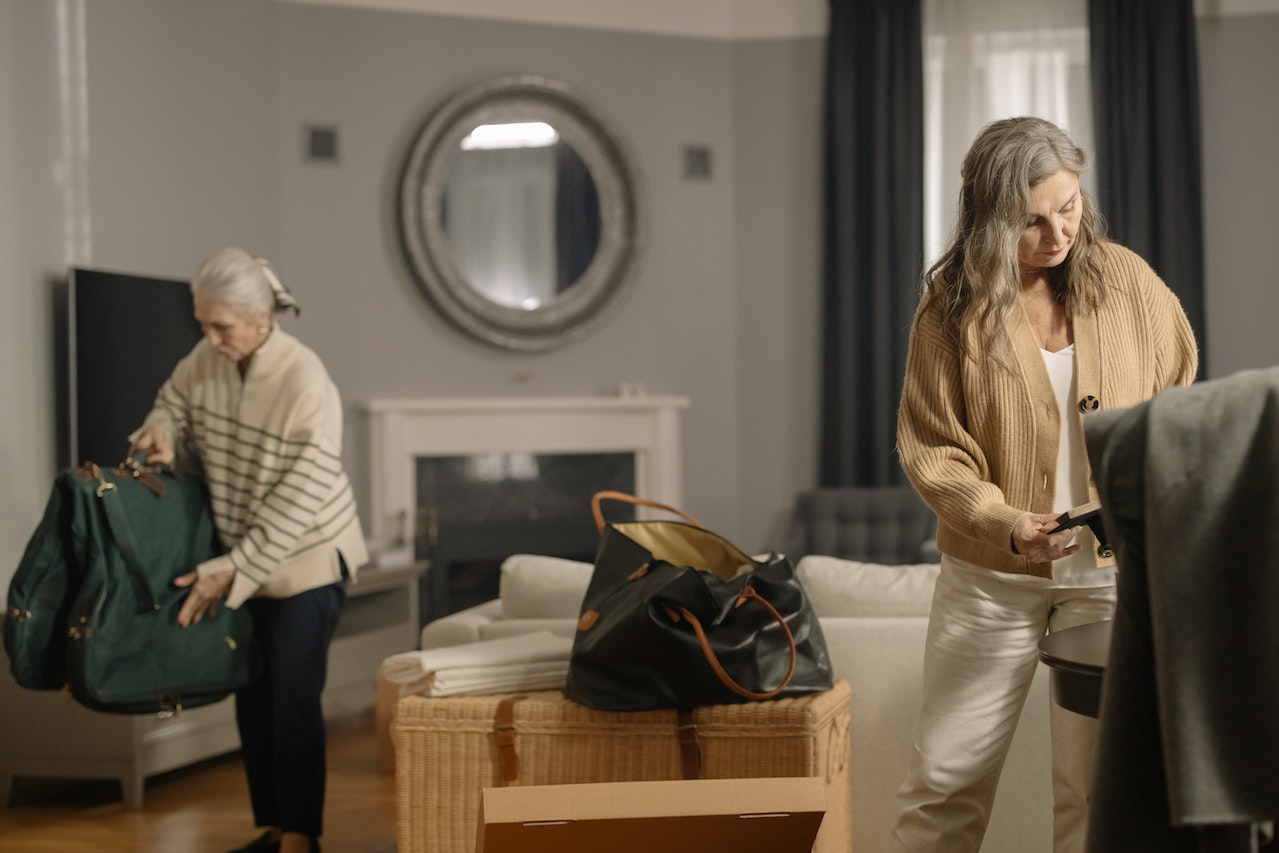 to reduce stress when moving seniors, use a checklist and an organizing professional